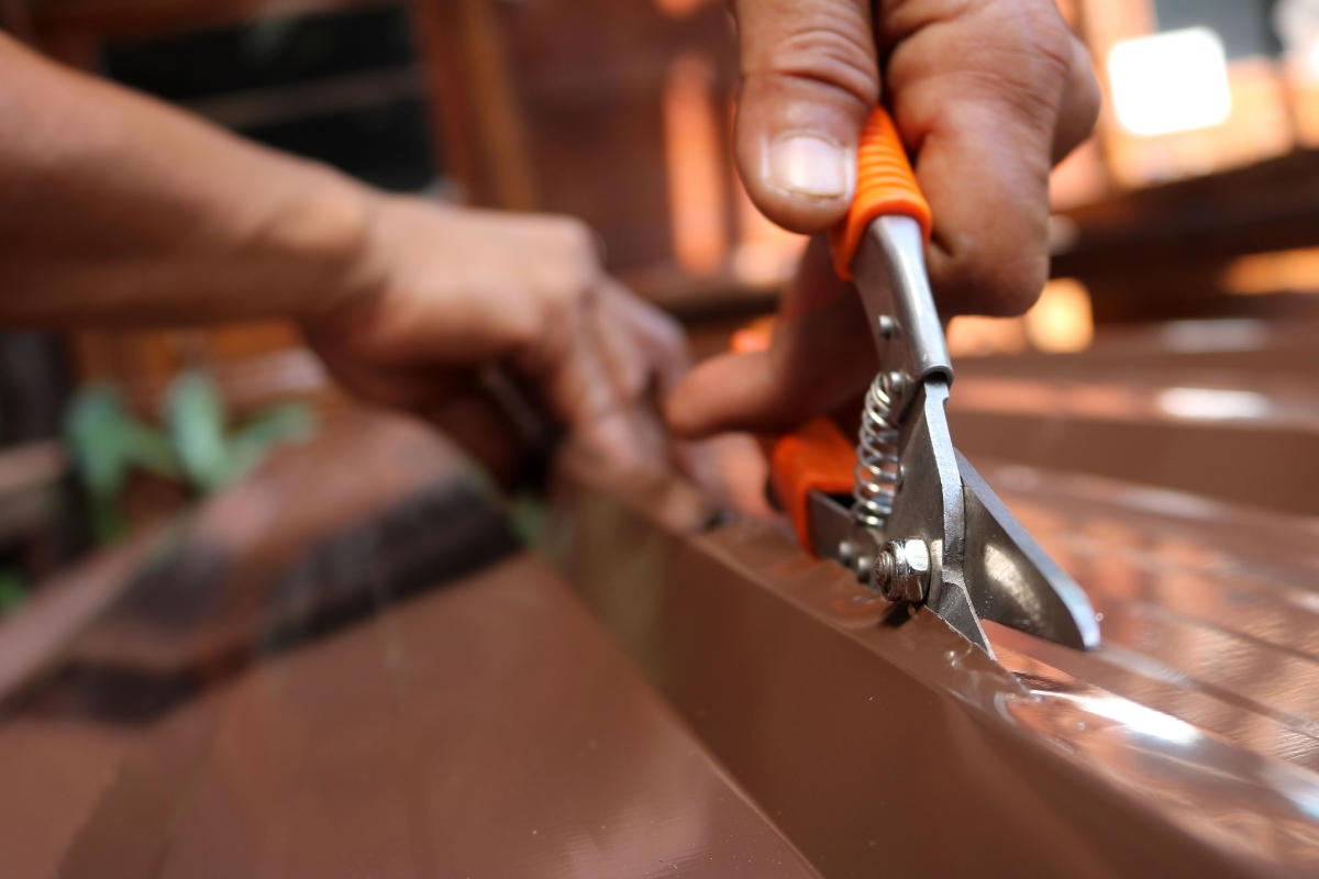 How to cut tin roofing